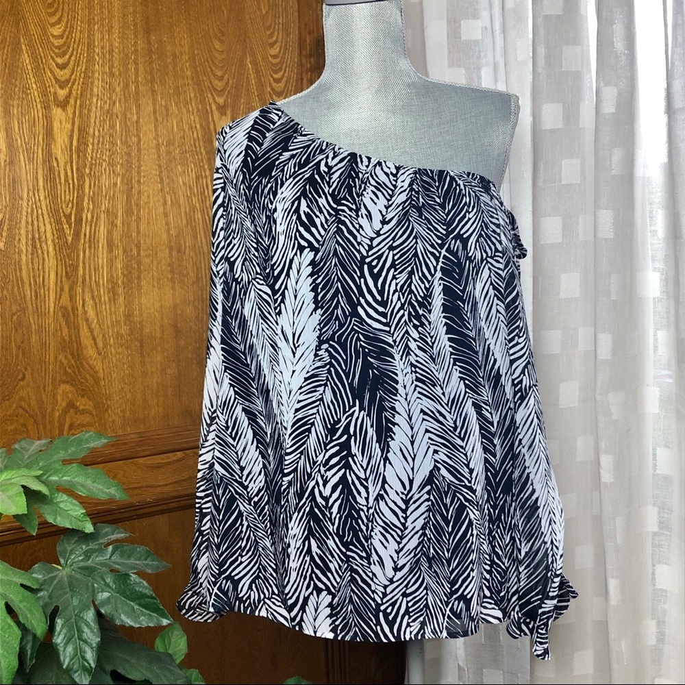 CLUB MONACO I Daphins Navy Top